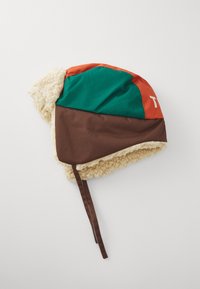 Chapeau multicolore avec une coque externe verte, orange et marron, et une doublure beige et duveteuse, doté de liens chocolat et d'un logo.