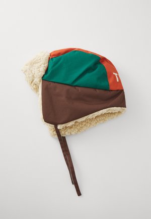 Cappello multicolore con un guscio esterno verde, arancione e marrone e una fodera beige e pelosa, dotato di lacci marroni e un logo.