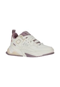 Zapatilla deportiva blanca y lavanda con parte superior de cuero texturizado, cordones trenzados, cuello acolchado y suela de goma que presenta un patrón distintivo.