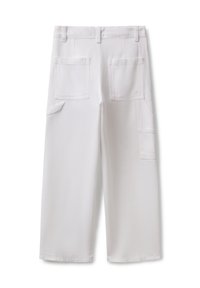Pantalones cargo blancos con un diseño de pierna recta, dos bolsillos traseros y un bolsillo lateral. Fabricados con material duradero y costuras limpias.