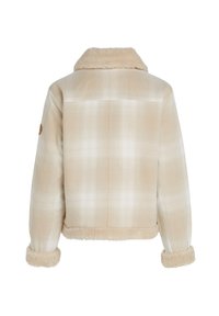 Beige og hvid ternet jakke med blød, fluffy krave, mansjetter og kant, vist fra ryggen.