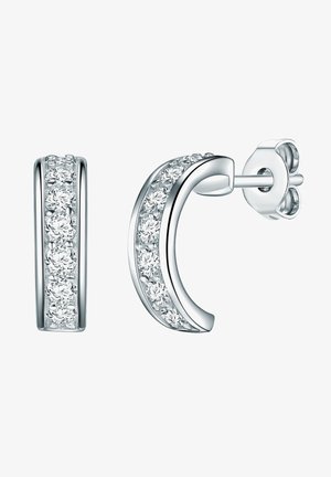 Sølvøreringe med en buet design, der har en række klare, runde cubic zirconia krystaller på den ene side. Poleret metaloverflade.