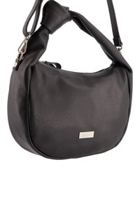 Schwarze Ledertasche mit einer genarbten Textur, einem geknoteten Griff, silberfarbenen Beschlägen und einer metallischen Logoplatte. Kompakte, runde Form.