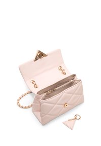 Borsa a tracolla in pelle rosa trapuntata con una chiusura a triangolo dorata, aperta per rivelare un interno chiaro e una tasca con zip; include un portachiavi abbinato.