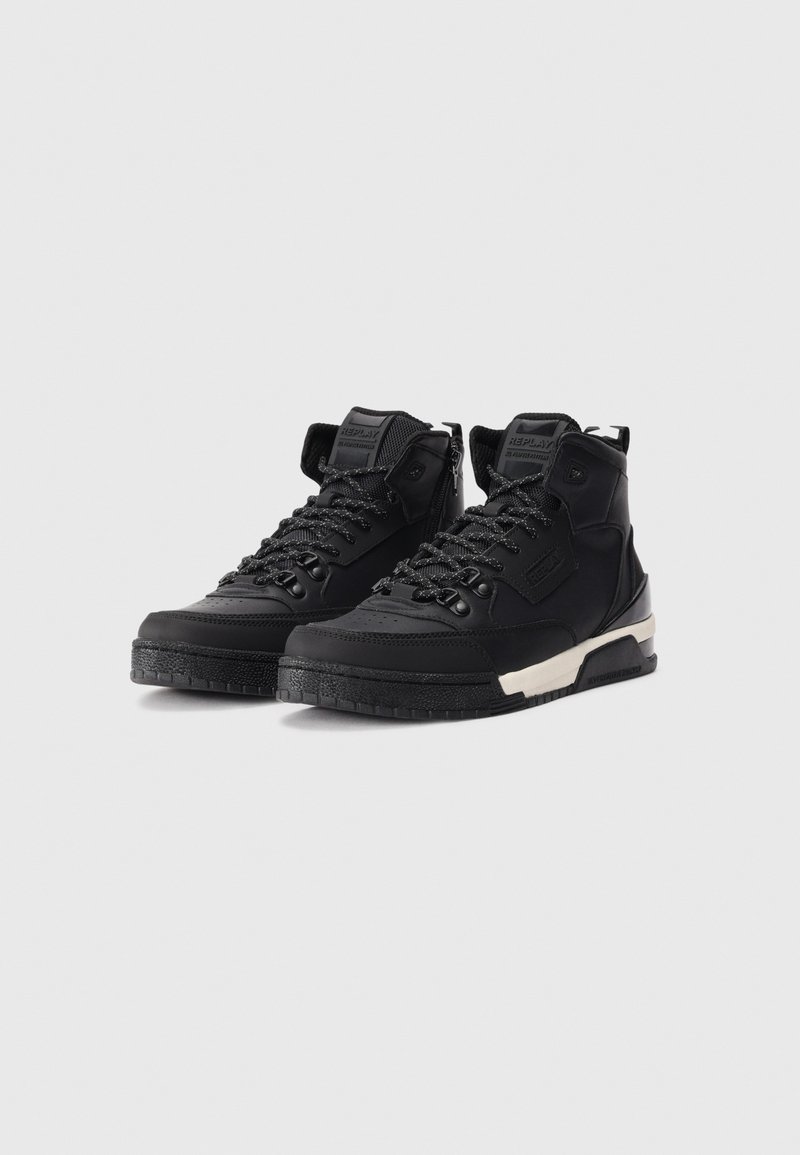 Schwarze High-Top-Sneaker mit glatter Textur, Schnürverschluss, gepolstertem Knöchelstütze und einer kontrastierenden weißen Zwischensohle.