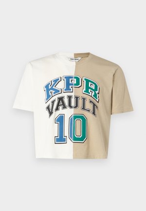 Kratka majica z razdeljenim dizajnom, ena stran je bela, druga pa bež. Opremljena je z odmevnimi grafikami: "KPR VAULT" in "10" v modri in zeleni barvi. Iz bombažnega materiala.