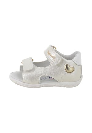 Sandalo da bambino argento metallizzato con due strap in velcro, un dettaglio a forma di cuore dorato vicino al tallone e suola bianca.