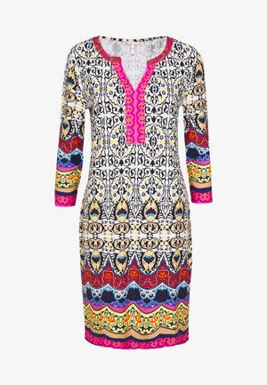Robe à manches longues avec des motifs floraux et géométriques complexes en noir, jaune, bleu, rouge et rose, dotée d'un décolleté en V bordé de rose.