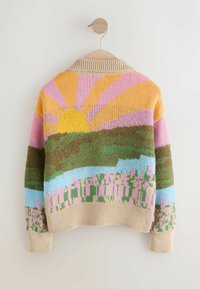 Gestrickte Strickjacke mit Landschaftsdesign; zeigt eine gelbe Sonne, rosa Strahlen, grüne Hügel und florale Akzente. Farbpalette umfasst Beige, Rosa und Grün.