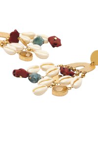 Złote kolczyki z białymi muszelkowymi koralikami, czerwonymi i zielonymi akcentami kamiennymi oraz okrągłymi złotymi detalami. Lekkie, o warstwowej konstrukcji.