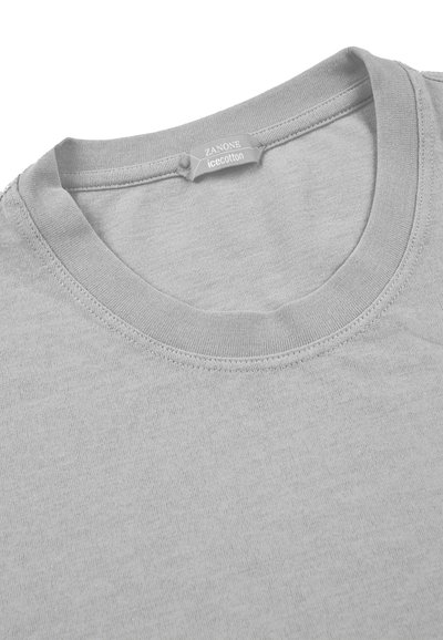 T-shirt di cotone grigio chiaro con scollo rotondo, caratterizzata da una texture morbida e un'etichetta con la dicitura "ZANONE icecotton" sul colletto.
