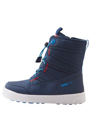 Bota de invierno azul marino con parte superior de tejido, acentos contrastantes en rojo y azul, caña acolchada y suela de goma blanca con un patrón texturizado.