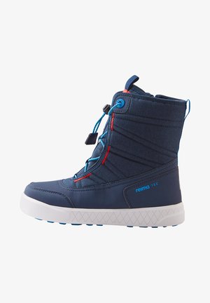 Marineblauwe winterboot met textiel bovenwerk, contrasterende rode en blauwe accenten, gevoerd schacht en witte rubberen zool met een gestructureerd patroon.