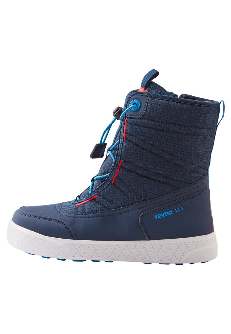 Bota de invierno azul marino con parte superior de tejido, acentos contrastantes en rojo y azul, caña acolchada y suela de goma blanca con un patrón texturizado.
