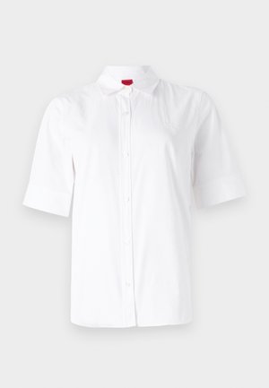 Witte kortekous overhemd met knoopsluiting en een klassieke kraag, gemaakt van gladde stof. Bevat een geborduurd logo op de linkerborst.