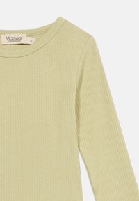 Ανοιχτό πράσινο ριγωτό μπλουζάκι μακρυμάνικο με στρογγυλή λαιμόκοψη, που δείχνει το μπροστινό πάνω μέρος και το δεξί μανίκι, με μια ετικέτα ρούχου μέσα στον γιακά.