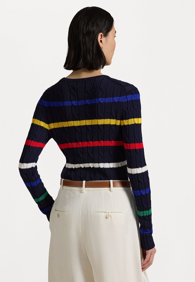 Granatowy sweter prążkowany z wielokolorowymi poziomymi paskami w kolorach czerwonym, niebieskim, żółtym, białym i zielonym, z dopasowanym krojem i okrągłym dekoltem.