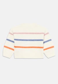 Maglione corto lavorato a maglia bianca con strisce orizzontali rosa, blu e arancioni sulla schiena e sulle maniche, mostrato piatto su sfondo bianco.