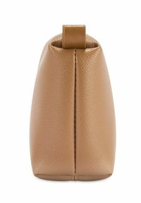 Beżowa skórzana torba o teksturowanej powierzchni, w kształcie trójkąta, z górnym uchwytem. Posiada centralny szew i zaokrągloną podstawę.