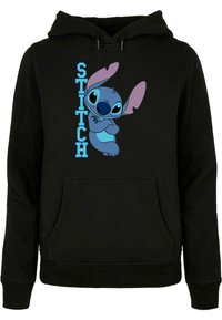 Schwarzer Kapuzensweater mit einer Fronttasche und gerippten Bündchen. Mit einem blauen Stitch-Graphic und Text vertikal an der linken Seite.