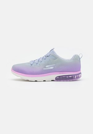 Lyse lilla og lyserød atletiksneaker med snørebånd foran, tyk hvid sål og gennemsigtig luftpude i hælområdet, sidevisning.