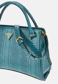 Borsa in pelle di serpente color teal con hardware dorato, dotata di doppio manico, una tracolla rimovibile e un accento con logo triangolare sul davanti.