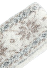 Pletená vlnená ponožka s zložitým vzorom v odtieňoch šedej a hnedej na smotanovom pozadí; jemná textúra a dĺžka po lýtko.