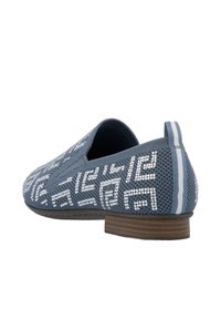 Blaues gewobenes Schuhwerk mit weißen geometrischen Mustern, niedrigem Holzabsatz und einem gestreiften blauen Akzent auf der Rückseite. Verfügt über ein Slip-On-Design.
