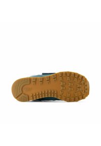 Zapatillas azules y turquesas con una suela de goma que presenta profundas ranuras, un cierre de tira y un collar acolchado para mayor soporte.