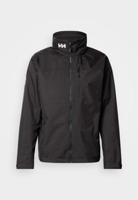 Chaqueta impermeable negra con cuello alto, cremallera frontal y bolsillos con cremallera. Cuenta con un logo en el cuello y tela suave y ligera.