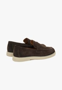 Braune Wildleder-Loafer mit einer Schleifenakzent, gepolsteter beiger Sohle und glatter Textur, mit einem niedrigen Profil und einem abgerundeten Zehendesign.