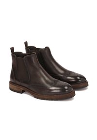 Stivali Chelsea in pelle marrone scuro con dettagli brogue sulla punta, lati elastici e un tacco in legno spesso. Finitura testurizzata e suola robusta.