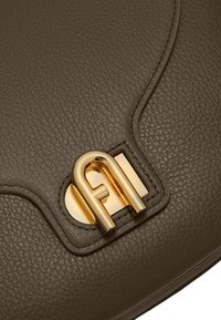 Borsa a mano in pelle marrone con superficie testurizzata, patta curva e un accento in metallo dorato con un logo stilizzato a "F".
