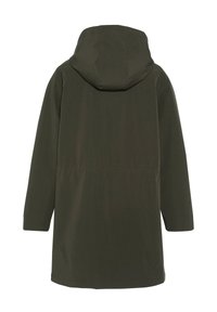 Impermeabile verde oliva con cappuccio, di lunghezza media, realizzato in tessuto liscio e resistente all'acqua. Presenta una vita con cordino e tasche laterali.