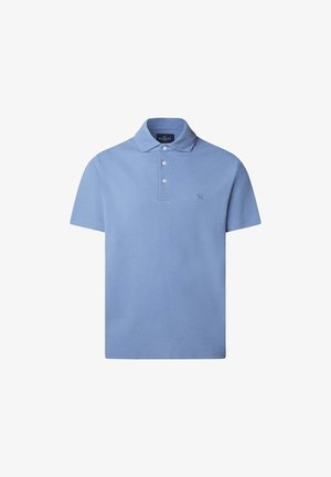 Jasnoniebieska bawełniana koszulka polo z kołnierzykiem, zapięciem na trzy guziki oraz małym haftowanym logo na lewej piersi. Krótkie rękawy.