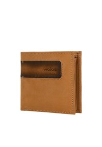Portafoglio in pelle marrone con una superficie liscia. Presenta una finestra trasparente per l'ID e bordi cuciti. Design compatto a bi-fold con spazio per carte.