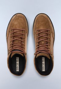 Scarpe da trekking in pelle scamosciata marrone e rete con lacci marroni, colletto imbottito e suola in gomma nera; marchio visibile sulle solette.