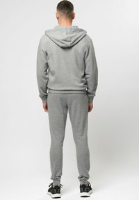 Set di felpa grigia e pantaloni tuta realizzato in morbido mix di cotone; design aderente con polsini e orlo a coste; presenta un grande cappuccio regolabile.