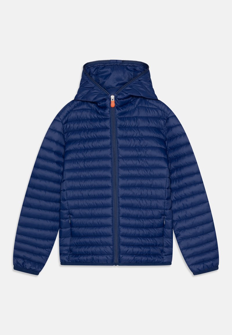 Giacca a vento blu navy con texture a quadri orizzontali, chiusura frontale con zip e cappuccio; presenta un accento arancione sulla zip.