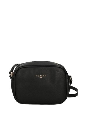 Bolso bandolera de cuero negro con cremallera dorada y pequeño logotipo en dorado en la parte delantera, correa de hombro ajustable visible en el lado derecho.