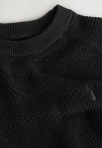 Fekete kötött pulóver bordázott textúrával, kerek nyakkivágással és diszkrét varrási részletekkel.