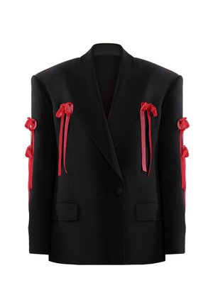 Mustast ülikonnajakk topeltteibiga, struktuursete õlgadega, kaunistatud punaste paelavõruga, mis on seotud mööda mõlemat varrukat.