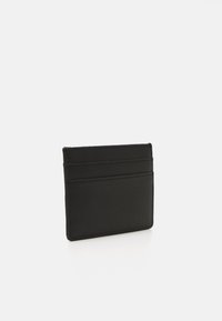 Portafoglio in pelle nera con quattro slot per schede. Superficie strutturata e design minimalista, con bordi cuciti e senza hardware visibile.