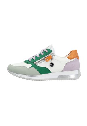Biały sneaker z zielonymi, szarymi, lawendowymi i pomarańczowymi akcentami, srebrną podeszwą, sznurowadłami, bocznym zamkiem błyskawicznym i okrągłym czarnym breloczkiem z napisem "ELLE."