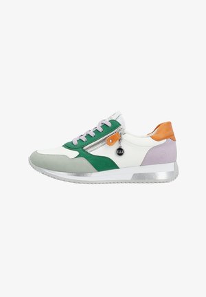 Biały sneaker z zielonymi, szarymi, lawendowymi i pomarańczowymi akcentami, srebrną podeszwą, sznurowadłami, bocznym zamkiem błyskawicznym i okrągłym czarnym breloczkiem z napisem "ELLE."
