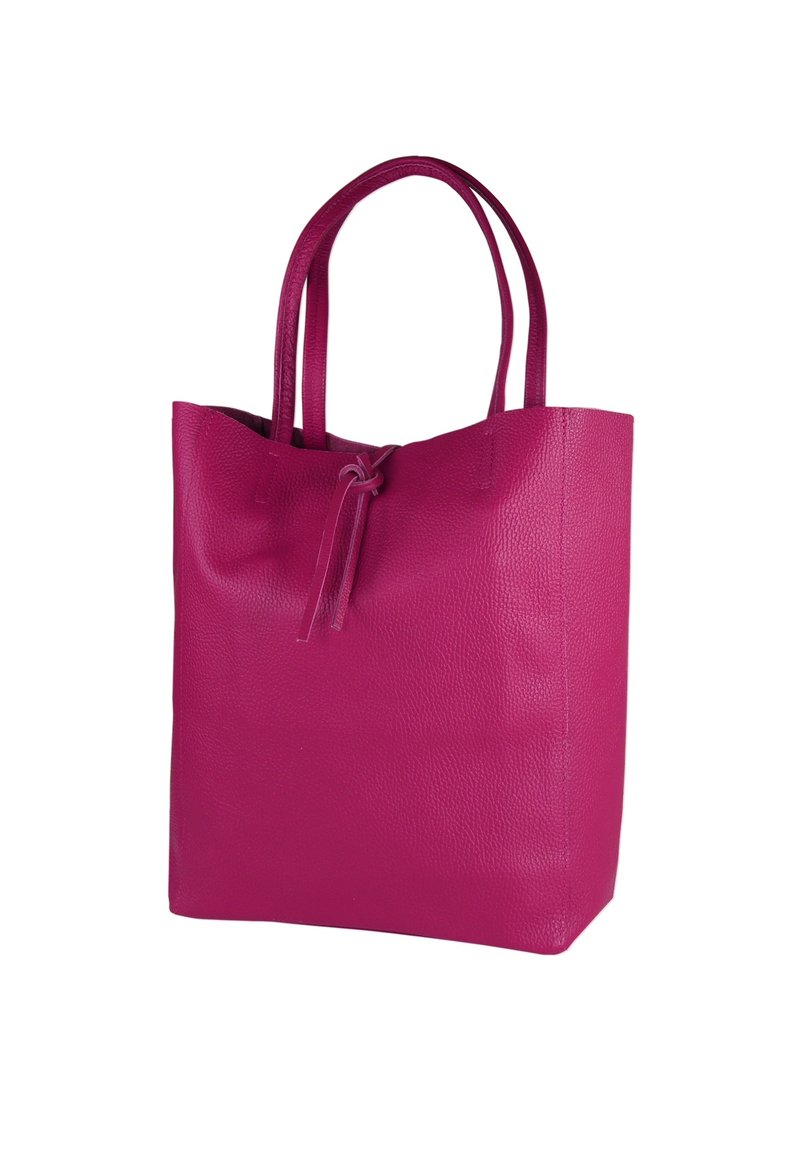 Sac fourre-tout en cuir fuchsia avec deux longues anses et une fermeture à cordon, présentant une surface texturée et une forme rectangulaire.