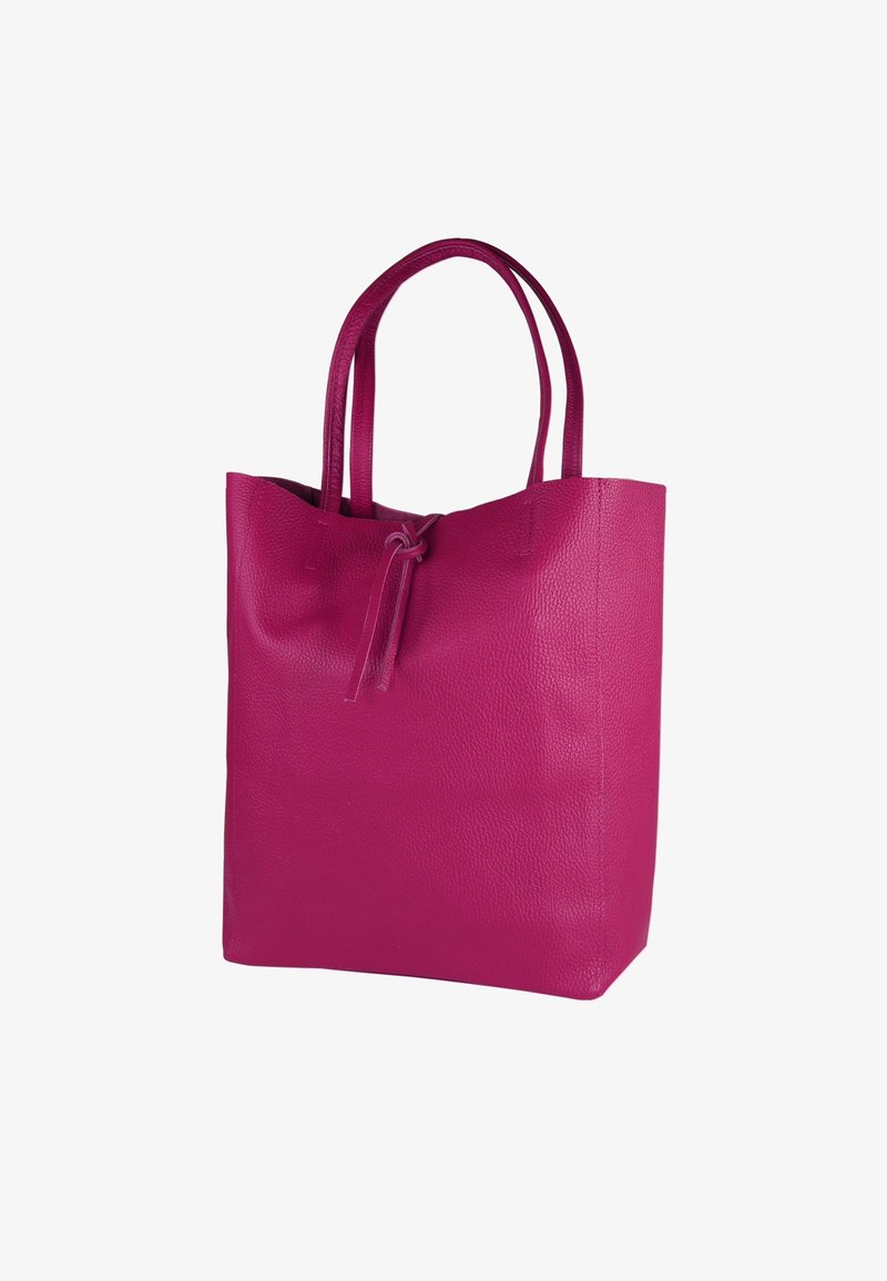 Sac fourre-tout en cuir fuchsia avec deux longues anses et une fermeture à cordon, présentant une surface texturée et une forme rectangulaire.
