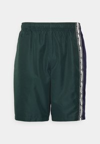 Tummanvihreät urheilushortsit, joissa on joustava vyötärö ja tummansiniset sivupaneelit, joissa on toistuvaa valkoista "SPORT"-tekstiä raameissa.