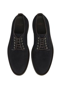 Pantofi din suede bleumarin cu vârf rotund, cusături crem și șireturi maro. Au o finisare netedă și talpă din cauciuc pentru aderență.