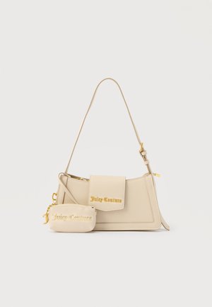 Beige Juicy Couture-handtas met afneembaar tasje, gouden logotekst, verstelbare riem en gouden ritssluitingen.